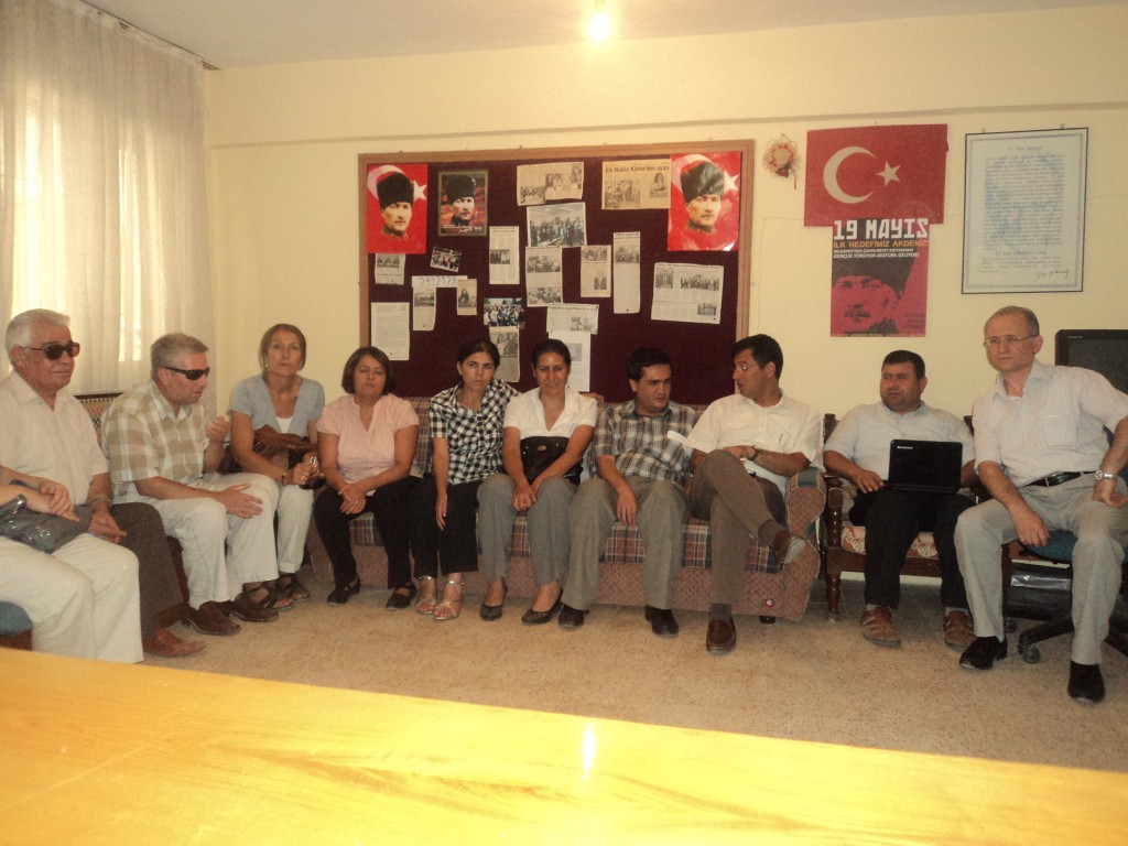 Manisa CHP Milletvekilleri ile Dernek Üyelerimizin Toplu Resimi