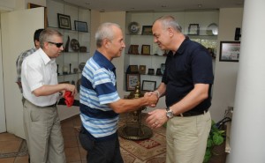 Belediye Başkanımız Cengiz Ergün ile Dernek Üyeleri en sıkışırken çekilen resim.